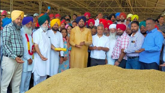 Cabinet minister Kuldeep Singh Dhaliwal said the plants would increase the profitability of farmers by adding value to foodgrains, while addressing a district-level farmers’ training camp at Jagraon, Ludhiana. (HT PHOTO)