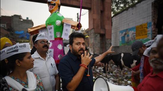 AAP MLA Durgesh Pathak at a protest against the failure of BJP-ruled erstwhile MCDs to clean the city. The AAP leaders on Tuesday burnt effigies of trash across the city. (Sanchit Khanna/HT Photo)