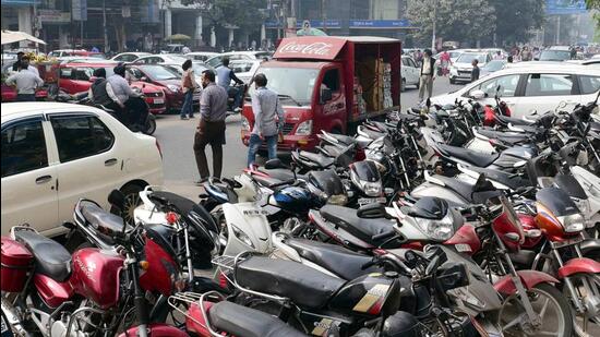 Chandigarh traffic cops have also written to trader associations asking them to depute volunteers to direct motorists to these parking lots and manage these parking spaces. The associations have also been asked to put up sign boards to guide the public to designated parking lots in government schools and community centres. (HT File Photo)