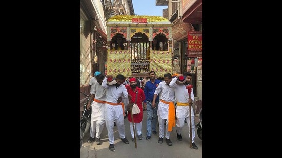 The shobha yatra procession moving though the old city in Ludhiana ahead of the Dussehra celebrations. (HT Photo)