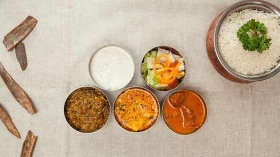 आहार में सब्जियों, चपाती, ब्राउन राइस और पनीर का एक बड़ा हिस्सा स्वस्थ आहार की शरीर की आवश्यकता को कम करने में मदद करता है। (अनप्लैश)