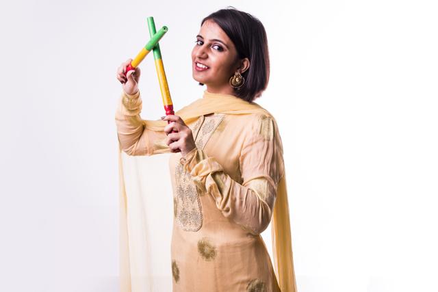 A woman ready to play dandiya (Photo: Shutterstock) A woman ready to play dandiya (Photo: Shutterstock)