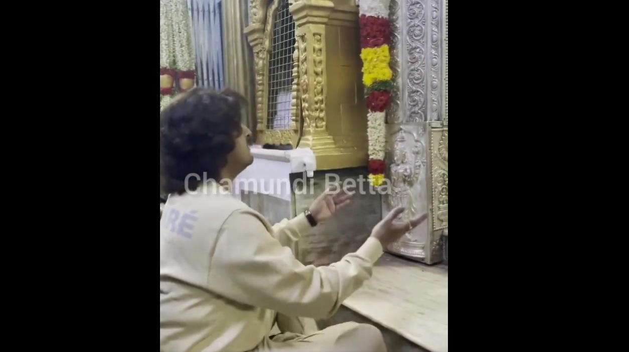 Sonu Nigam at the Chamundeshwari temple in Mysuru. (Chamundi Betta-Twitter) Sonu Nigam at the Chamundeshwari temple in Mysuru. (Chamundi Betta-Twitter)