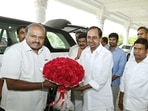 HD Kumaraswamy met Telangana chief minister Kalvakuntla Chandrasekhar Rao. HD Kumaraswamy met Telangana chief minister Kalvakuntla Chandrasekhar Rao. 