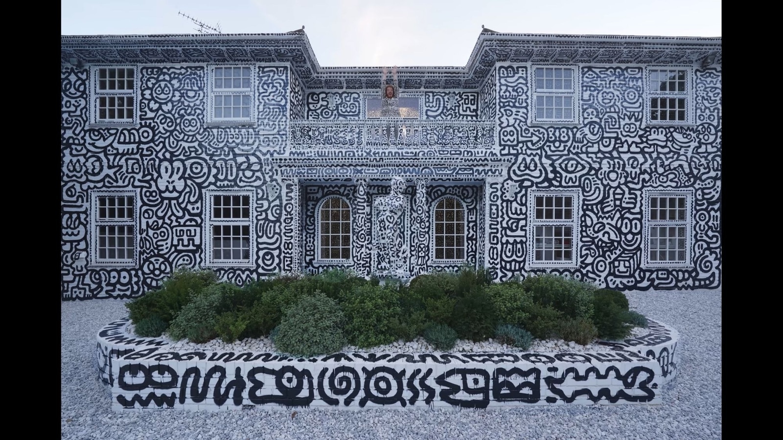UK artist covers every inch of his house with doodles. Watch viral