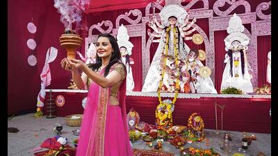 Actor Minissha Lamba visited the Minto Road Durga Puja, which has one of the oldest pandals in Delhi. (Photos: Gokul VS/HT) Actor Minissha Lamba visited the Minto Road Durga Puja, which has one of the oldest pandals in Delhi. (Photos: Gokul VS/HT)