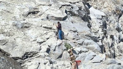 Uttarakhand avalanche: ITBP and Army personnel have been engaged in rescue work since Tuesday. (PTI) (HT_PRINT) Uttarakhand avalanche: ITBP and Army personnel have been engaged in rescue work since Tuesday. (PTI) (HT_PRINT)