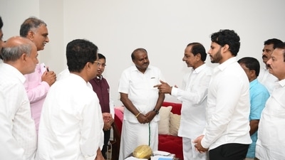 HD Kumaraswamy meets Telangana CM K Chandrashekhar Rao, announces JDS and BRS parties to work together in upcoming polls. ( Twitter) HD Kumaraswamy meets Telangana CM K Chandrashekhar Rao, announces JDS and BRS parties to work together in upcoming polls. ( Twitter)