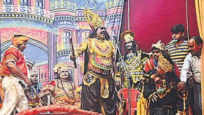 Thane, India - September 30, 2022: Artists from daily walks of life that include auto drivers, painters, transgenders, mobile repair shop workers and school students, enact Ramleela, an 11-day long Ramayan story on stage after a gap of two years. After a one-month long practice session, the artists geared up for the performance witnessed by at least 2500 people, at Indira Nagar, in Thane, Mumbai, India, on Friday, September 30, 2022. (Praful Gangurde/HT Photo) (HT PHOTO) Thane, India - September 30, 2022: Artists from daily walks of life that include auto drivers, painters, transgenders, mobile repair shop workers and school students, enact Ramleela, an 11-day long Ramayan story on stage after a gap of two years. After a one-month long practice session, the artists geared up for the performance witnessed by at least 2500 people, at Indira Nagar, in Thane, Mumbai, India, on Friday, September 30, 2022. (Praful Gangurde/HT Photo) (HT PHOTO)