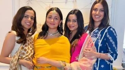 Alia Bhatt poses with Shaheen Bhatt and her friends at baby shower. (Instagram) Alia Bhatt poses with Shaheen Bhatt and her friends at baby shower. (Instagram)