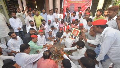 Samajwadi Party workers offer prayers for the recovery of Mulayam Singh Yadav in Lucknow. (PTI)