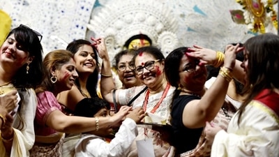Women take part in Sindoor Khela - a Bengali Hindu tradition where women smear each other with sindoor on Vijayadashami in New Delhi on Wednesday. (HT Photo/Sanjeev Verma) Women take part in Sindoor Khela - a Bengali Hindu tradition where women smear each other with sindoor on Vijayadashami in New Delhi on Wednesday. (HT Photo/Sanjeev Verma)