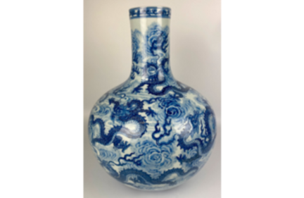 The Chinese Tianqiuping vase that started a bidding war. (Osenat) The Chinese Tianqiuping vase that started a bidding war. (Osenat)