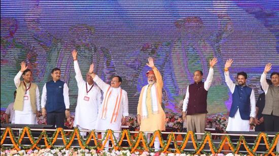 Prime Minister Narendra Modi along with chief minister Jai Ram Thakur, Union minister Anurag Thakur, BJP state chief Suresh Kashyap, governor Rajendra Vishwanath Arlekar, BJP national president JP Nadda and other leaders at the rally at Luhnu Ground in Bilaspur on Wednesday. (Deepak Sansta/HT)