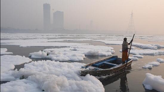 The polluted waters of the Yamuna river. (Biplov Bhuyan/HT Archive)