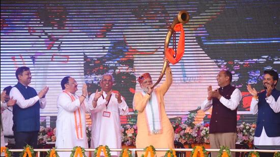 Prime Minister Narendra Modi blowing the bugle for the Himachal Pradesh elections at the BJP rally in Bilaspur after inaugurating the All India Institute of Medical Sciences (AIIMS). (Deepak Sansta/HT)