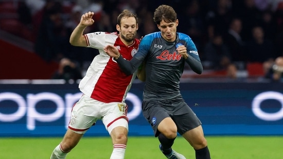 &nbsp;Ajax Amsterdam's Daley Blind in action with Napoli's Alessandro Zanoli&nbsp;(REUTERS)