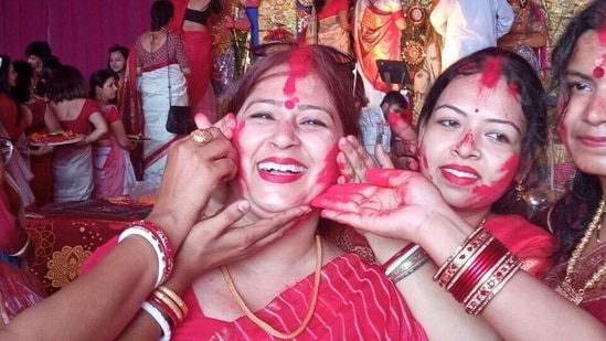 Here is a picture of married women playing with sindoor on the day of Vijaya Dashami.(Sant Arora, Hindustan Times)