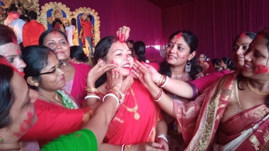 पंचकूला में विवाहित महिलाएं सिंदूर से खेलती हैं। (संत अरोड़ा, हिंदुस्तान टाइम्स)