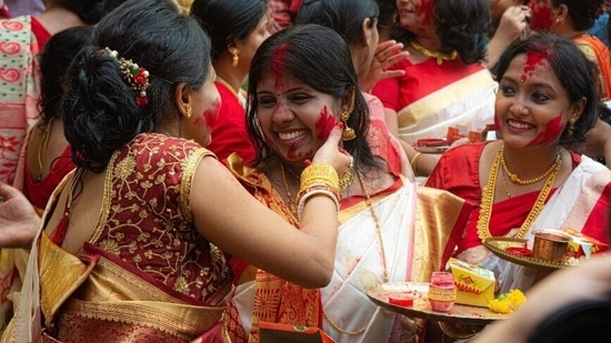 Sindoor Khela 2022: Date, history, significance and all that you need to know(Unsplash)