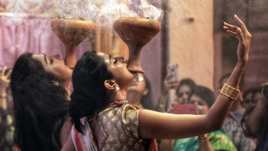 Devotees perform Dhunuchi Naach during Durga Puja celebrations in Lucknow, Uttar Pradesh on Tuesday.(ANI)