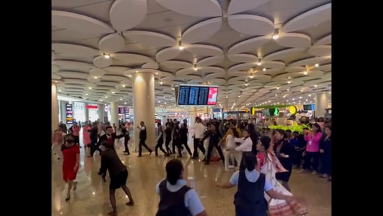 The viral video that Anand Mahindra has reacted to, shows Garba dance being performed at the Mumbai Airport.&nbsp;(Twitter/@nikhilchinapa)