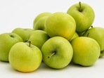 Health experts say the difference between the two varieties are very slight but green apple may have little more fibre and less carbs and sugar as compared to red apples.(Pixabay) Health experts say the difference between the two varieties are very slight but green apple may have little more fibre and less carbs and sugar as compared to red apples.(Pixabay)