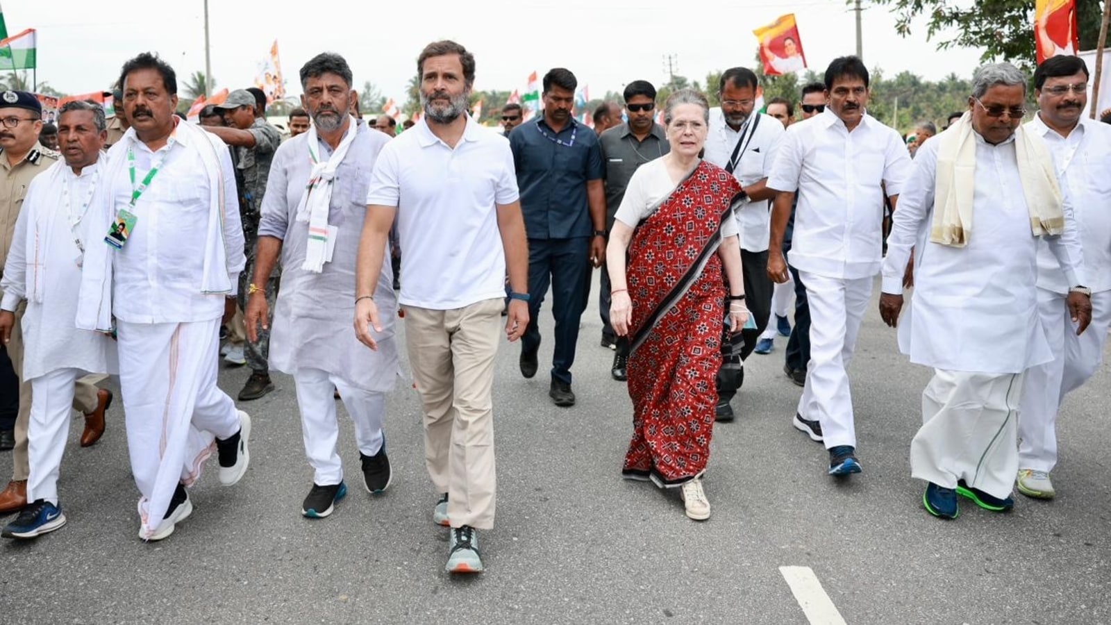 Sonia Gandhi joins Rahul in Bharat Jodo Yatra, 'We are proud,' say Cong leaders | Latest News India - Hindustan Times
