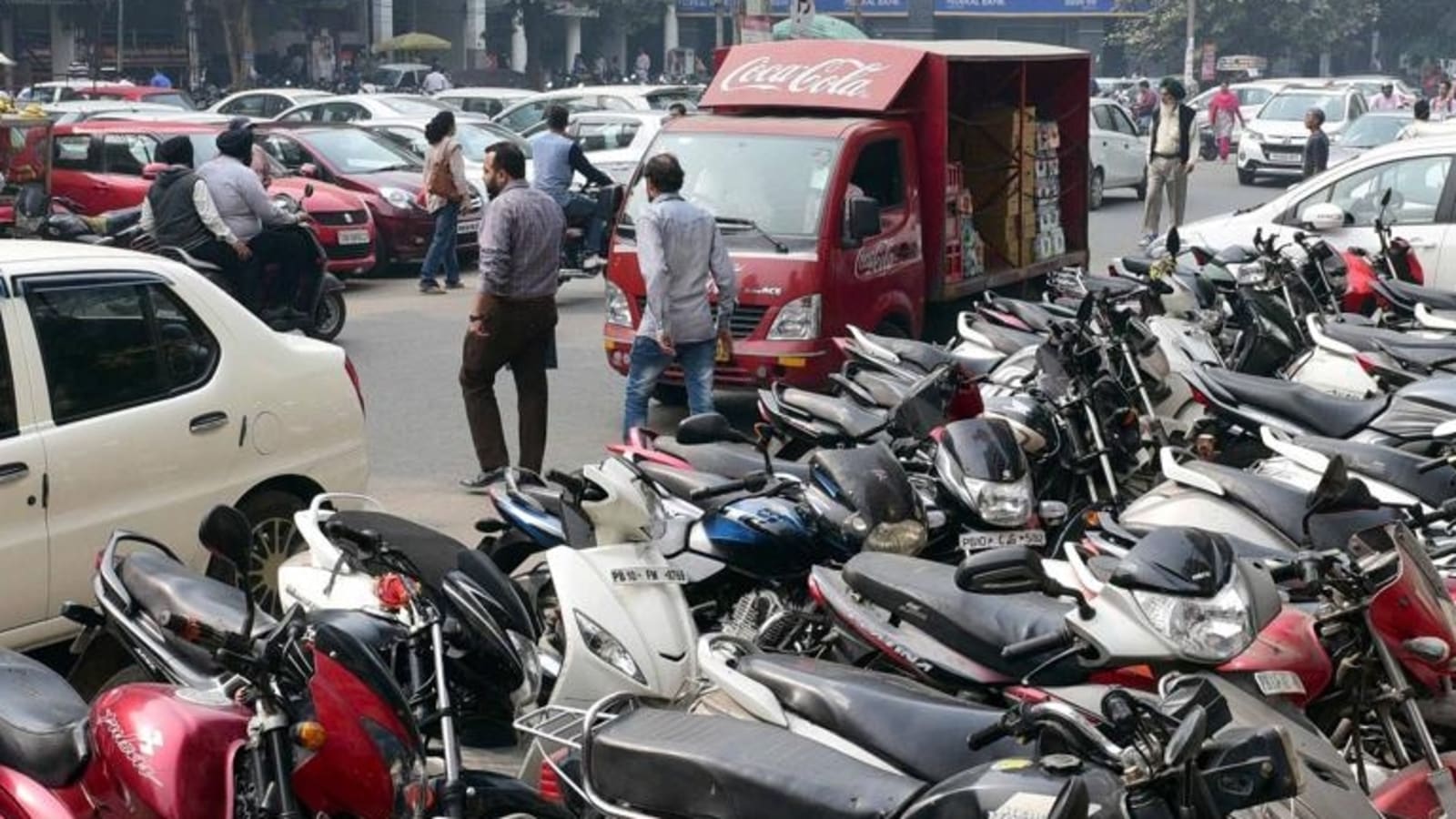 Delhi govt gets 2,000 complaints against old vehicles parked on public spaces