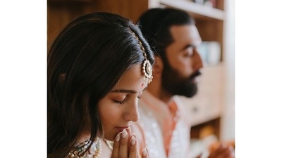 Alia Bhatt and Ranbir Kapoor joined their hands and seeked blessings from the Goddess during the auspicious occasion of Navratri as they get clicked in candid. (Instagram/@aliaabhatt) Alia Bhatt and Ranbir Kapoor joined their hands and seeked blessings from the Goddess during the auspicious occasion of Navratri as they get clicked in candid. (Instagram/@aliaabhatt)