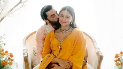 This picture perfect moment of Ranbir Kapoor giving his wife Alia Bhatt a peck on her cheek will take your breath away. (Instagram/@aliaabhatt) This picture perfect moment of Ranbir Kapoor giving his wife Alia Bhatt a peck on her cheek will take your breath away. (Instagram/@aliaabhatt)