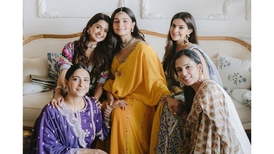 Alia Bhatt is incomplete without her friends who have stood by her side through thick and think. This picture of Alia Bhatt with her girl gand is here to back our claim. (Instagram/@aliaabhatt) Alia Bhatt is incomplete without her friends who have stood by her side through thick and think. This picture of Alia Bhatt with her girl gand is here to back our claim. (Instagram/@aliaabhatt)