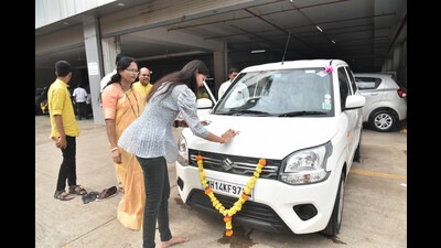 A family performs puja of their newly purchased vehicle on Dussehra. (HT PHOTO)