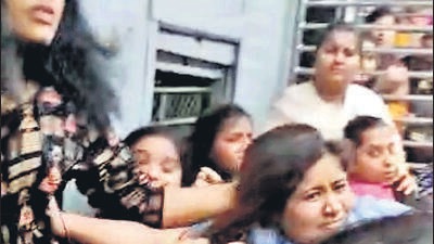 Railway cop injured in commuters’ scuffle on Thane-Panvel local train; woman arrested Railway cop injured in commuters’ scuffle on Thane-Panvel local train; woman arrested