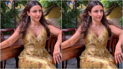 Soha decked up in a long golden dress featuring sleeveless details and a plunging neckline. The dress also came decorated in mini floral patterns in pink and green. (Instagram/@sakpataudi)