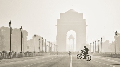 With AQI reaching 208 at 12pm on Wednesday, the CAQM subcommittee called an emergency review meeting at 4pm. (HT_PRINT) With AQI reaching 208 at 12pm on Wednesday, the CAQM subcommittee called an emergency review meeting at 4pm. (HT_PRINT)