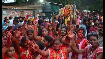 Devotees taking the idols for immersion in Jhunsi. (HT Photo) Devotees taking the idols for immersion in Jhunsi. (HT Photo)