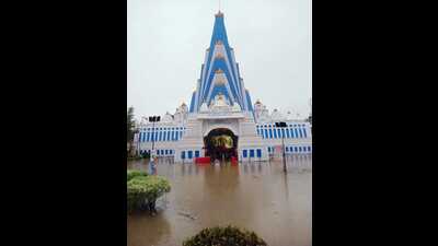 Jankipuram Durga Puja pandal. (HT)