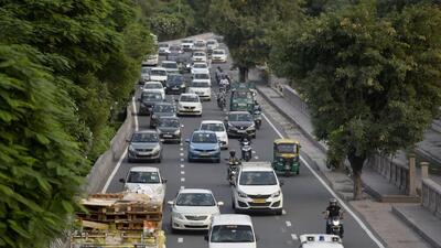 Noida, India- October 06, 2022: A view of vehicles plying on the road. The transport department has started a drive against petrol vehicles older than 15 years and diesel vehicles older than 10 years in the district asking these to be scrapped or transferred to other districts, in Noida, India, on Thursday, October 06, 2022. (Photo by Sunil Ghosh / Hindustan Times) (To go with Snehil’s story) (Hindustan Times)