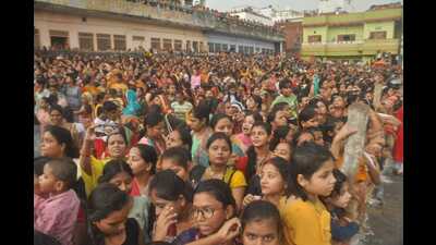 The crowd on Nati Imli ground in Kashi to see Bharat Milap. (HT photo)