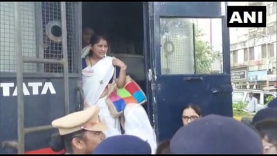 Police detain workers of Bharat Mukti Morcha in Nagpur, Maharashtra.&nbsp; (ANI)