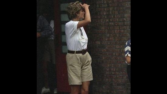 The late Princess Diana in a beige bermuda shorts (Photo: Instagram)