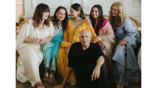 Alia Bhatt poses with her mother Soni Razdan, father Mahesh Bhatt, sisters Pooja Bhatt and Shaheen Bhatt during her baby shower.