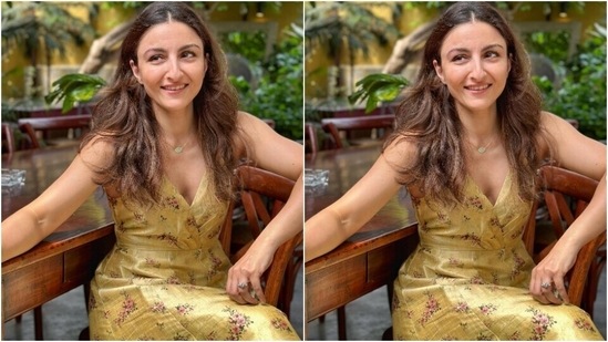 सोहा एक सुनहरे रंग की लंबी पोशाक में सुंदर लग रही थीं क्योंकि उन्होंने अपना जन्मदिन मनाने के लिए पति और परिवार के साथ मुंबई के एक कैफे में कदम रखा था।(Instagram/@sakpataudi)
