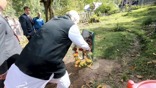 Amit Shah visited the grave of a martyred policeman, Mudasir Sheikh, who had laid down his life while fighting three Pakistani terrorists in a counter-insurgency operation in Baramulla in May this year, and paid floral tributes to him.(PTI)