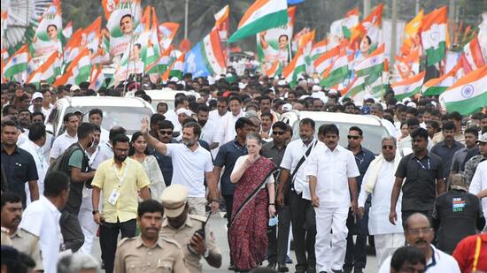 Sonia Gandhi with party leaders Rahul Gandhi, KC Venugopal, Siddaramaiah and others during the Bharat Jodo Yatra in Mandya. (PTI)