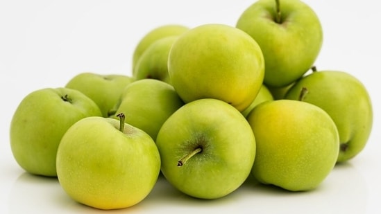 Health experts say the difference between the two varieties are very slight but green apple may have little more fibre and less carbs and sugar as compared to red apples.(Pixabay)