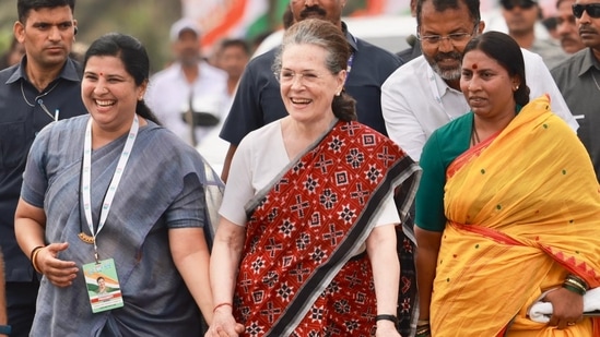 Sonia Gandhi clicked with 'padyatris' during the march which entered its Karnataka leg on September 30 via Gundlupet in Chamarajanagar district.(Twitter/ @INCIndia)