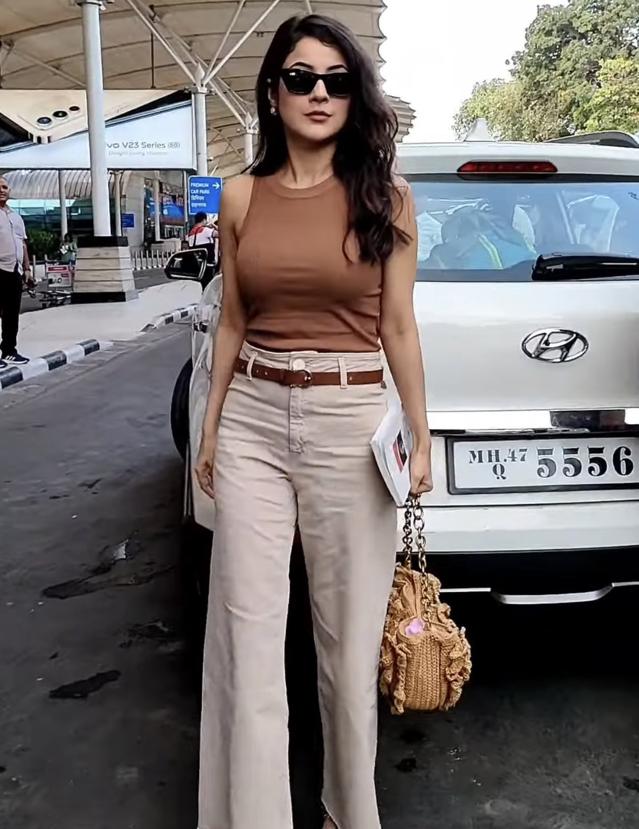 Shehnaaz Gill spotted in a pair of beige trousers at the airport (Photo: Viral Bhayani) Shehnaaz Gill spotted in a pair of beige trousers at the airport (Photo: Viral Bhayani)