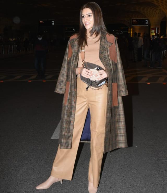 Kriti Sanon dons a beige leather pant and a matching beige turtle neck top (Photo: Instagram) Kriti Sanon dons a beige leather pant and a matching beige turtle neck top (Photo: Instagram)